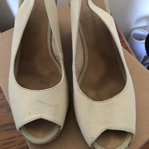 Tommy Bahamas tan wedges